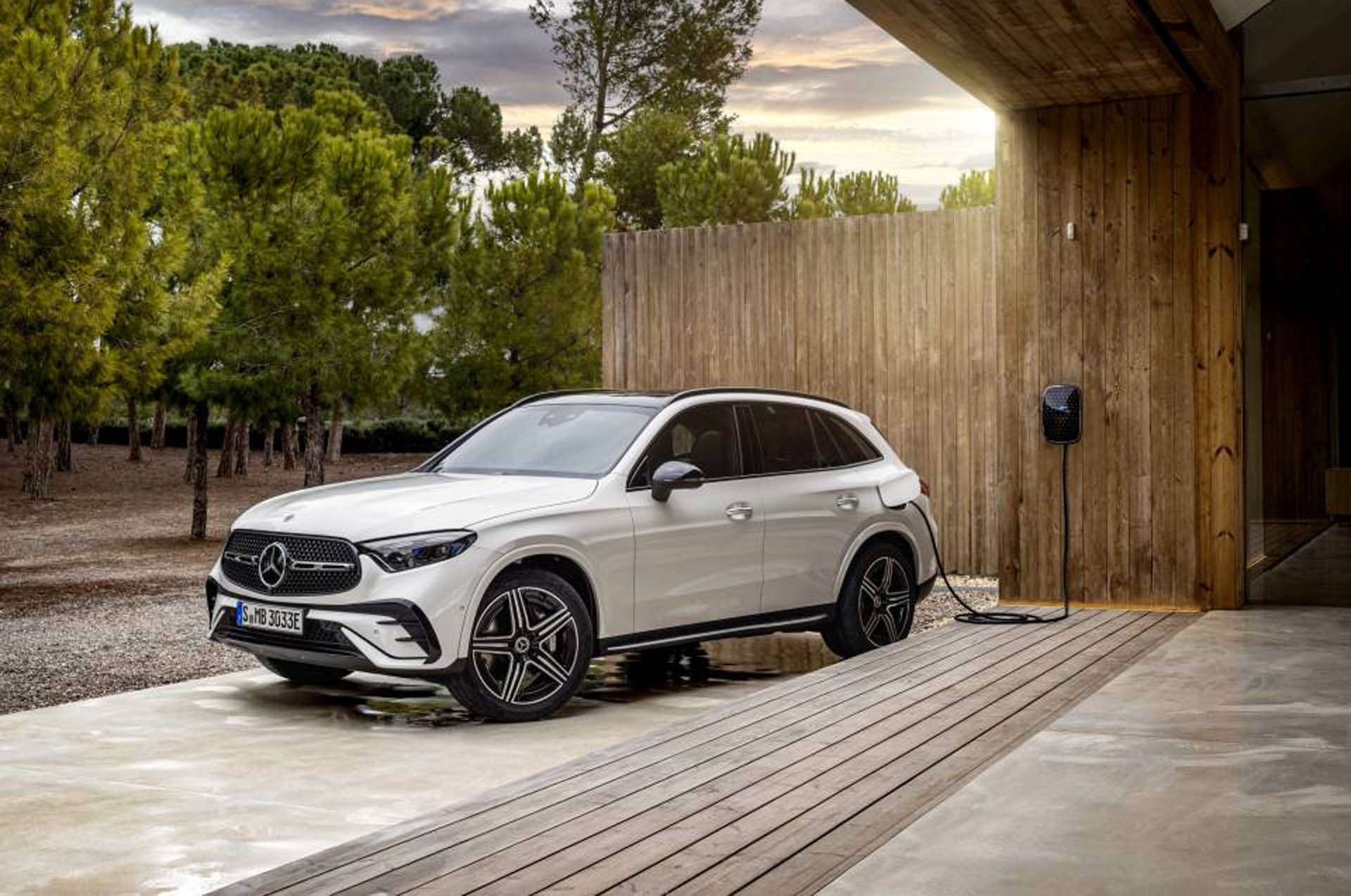 Mercedes GLC 350e PHEV 2025 ofrece carga rápida y larga autonomía eléctrica