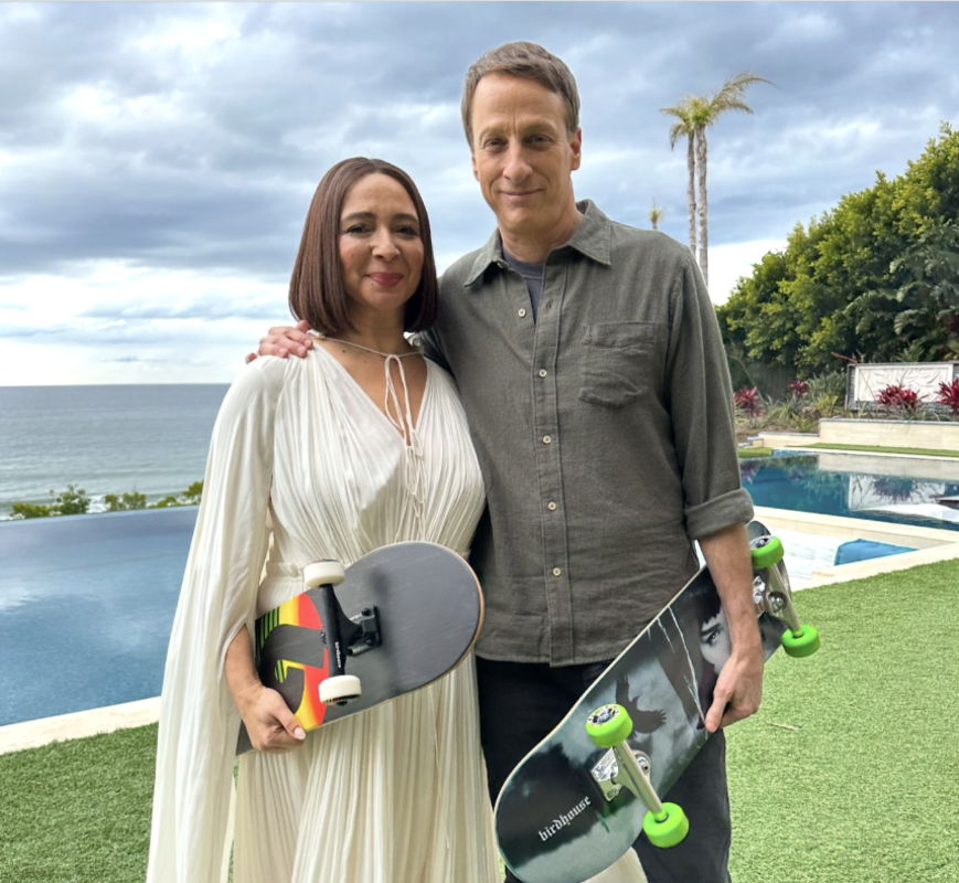 Tony Hawk enseña a Maya Rudolph a patinar en la serie de televisión ‘Loot’