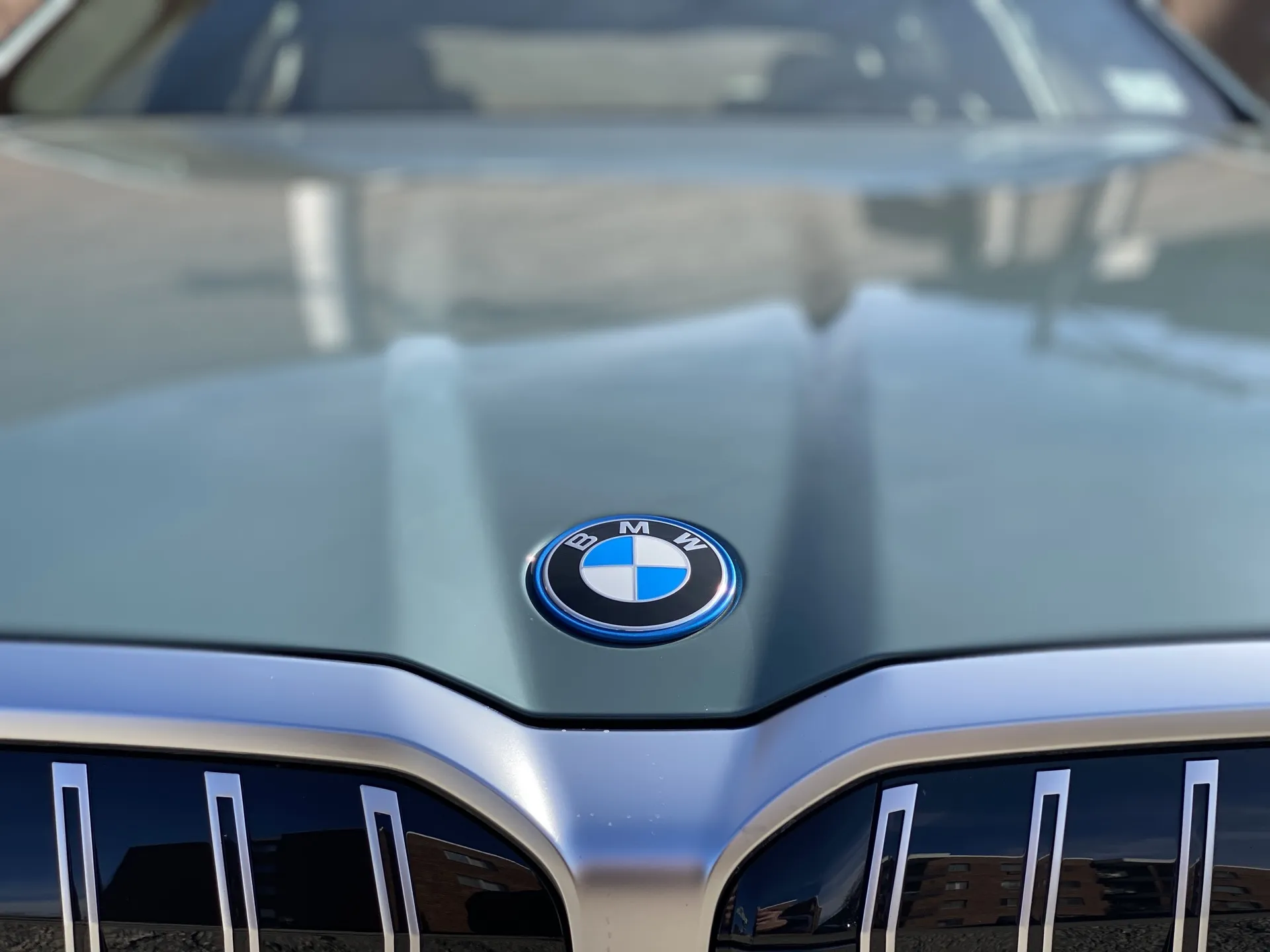 Objetivos de vehículos eléctricos de BMW, retirada de híbridos de Ford y pivote de financiación de Aptera: Right now’s Automobile Information