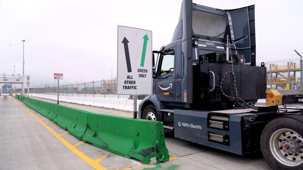 Vehículos eléctricos cargados |  Amazon agrega camiones de acarreo eléctricos Volvo a su flota de vehículos eléctricos