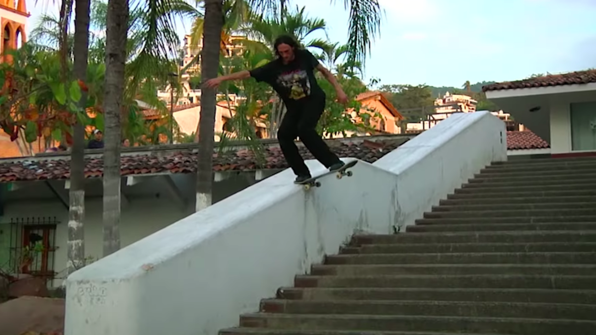 Ver: Evan Smith y Kenny Anderson recorren las calles de Puerto Vallarta para Clearweather