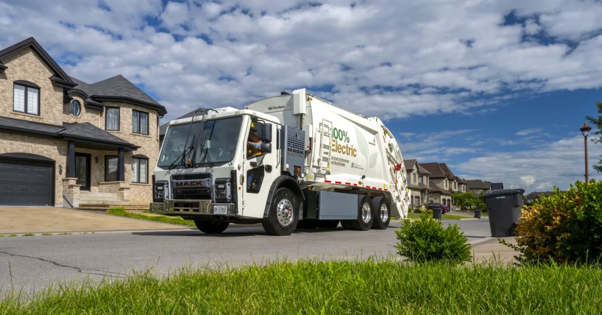 Dos camiones de basura eléctricos Mack LR más salen a la carretera en Ontario