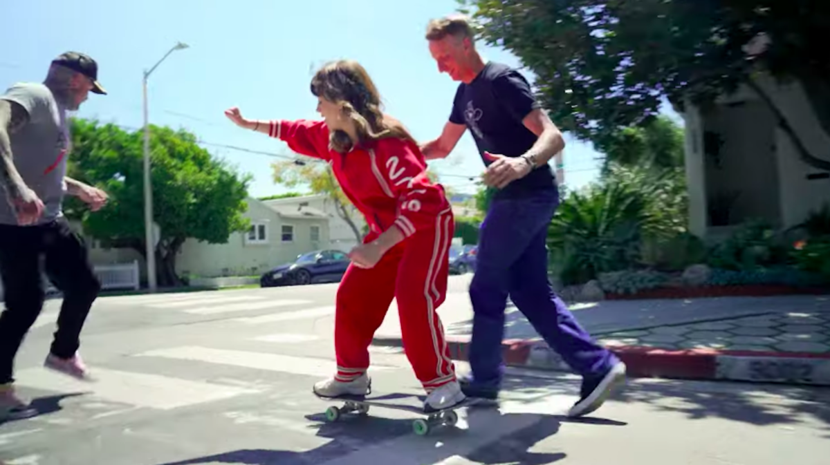 Tony Hawk le enseña a la comediante Natasha Leggero cómo patinar durante el último Hawk vs.  Podcast de lobo