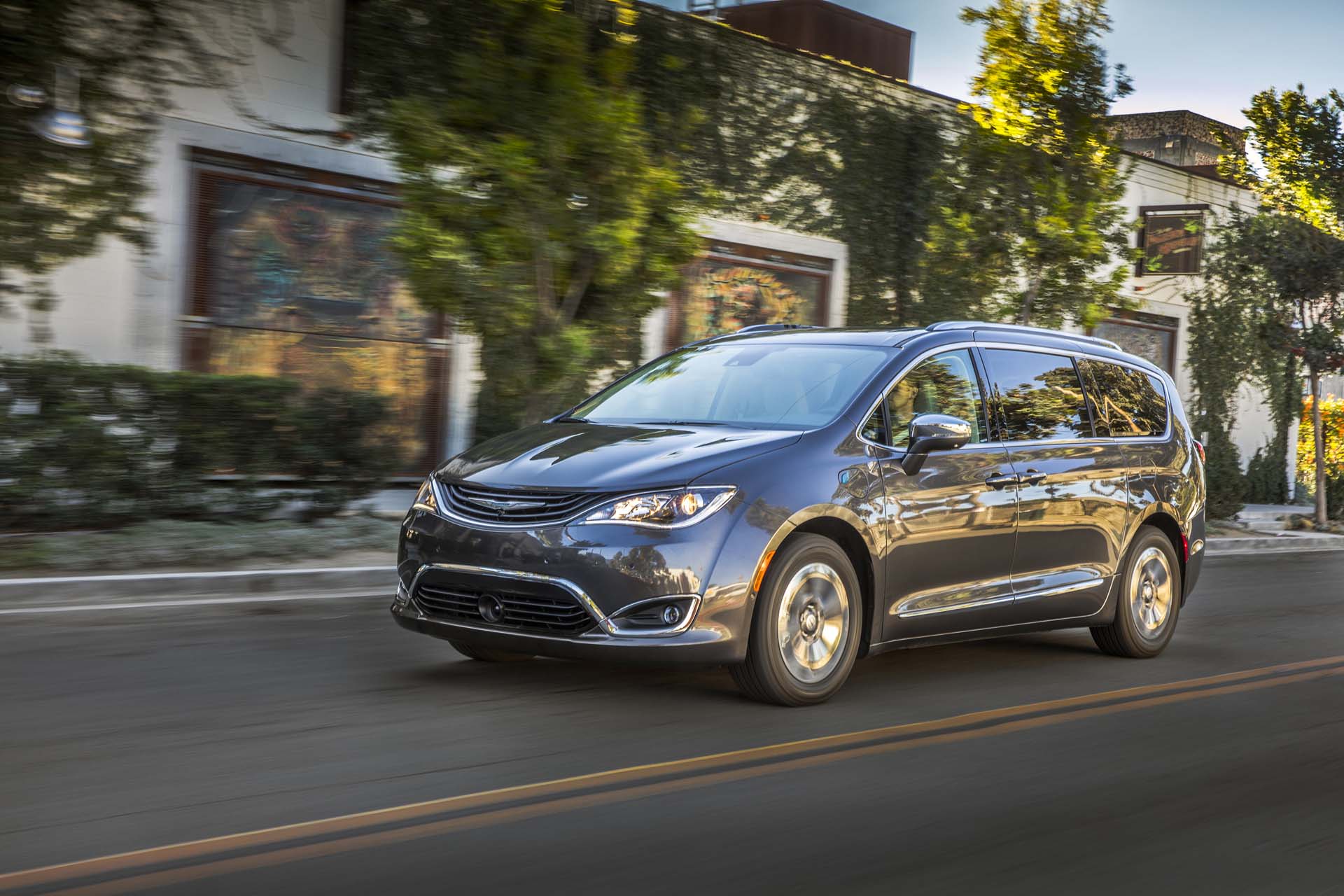 Chrysler retira del mercado unos 24.000 Pacifica PHEV y recomienda dejar de cargar y aparcar en el exterior