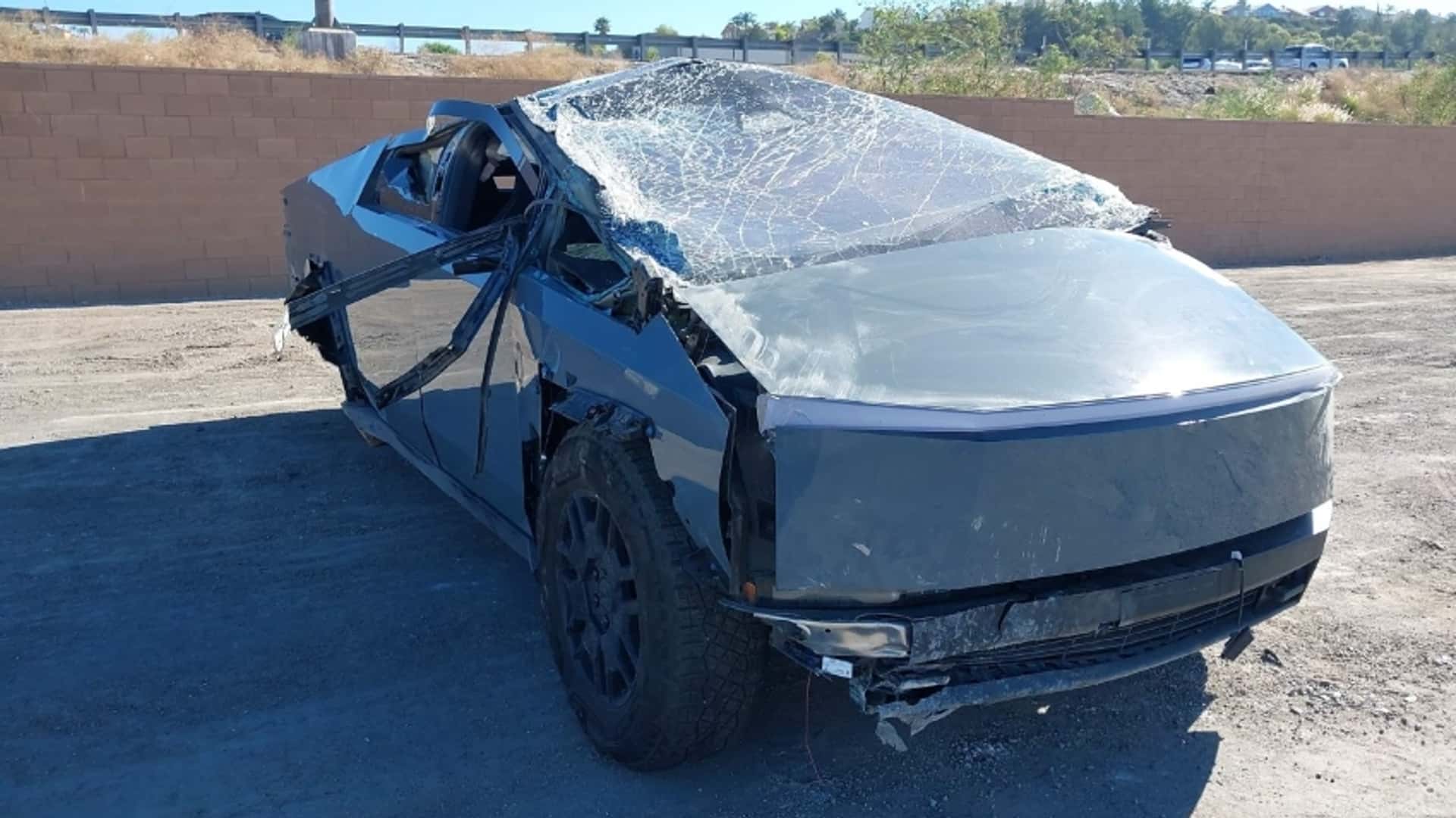 Aparece a la venta el Tesla Cybertruck volcado que sufrió un gran accidente