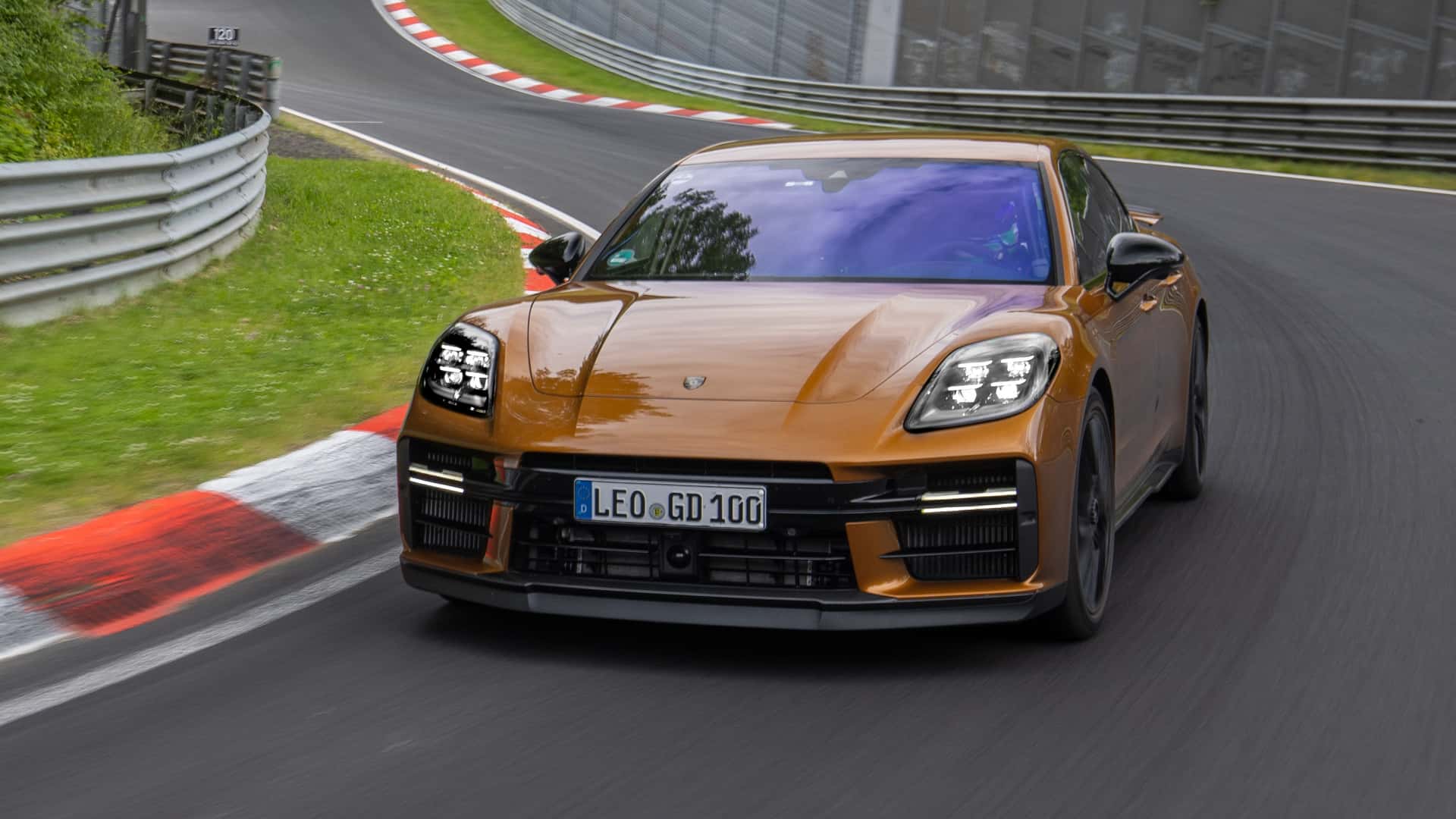 Mira cómo el Porsche Panamera Turbo S E-Hybrid conquista Nürburgring