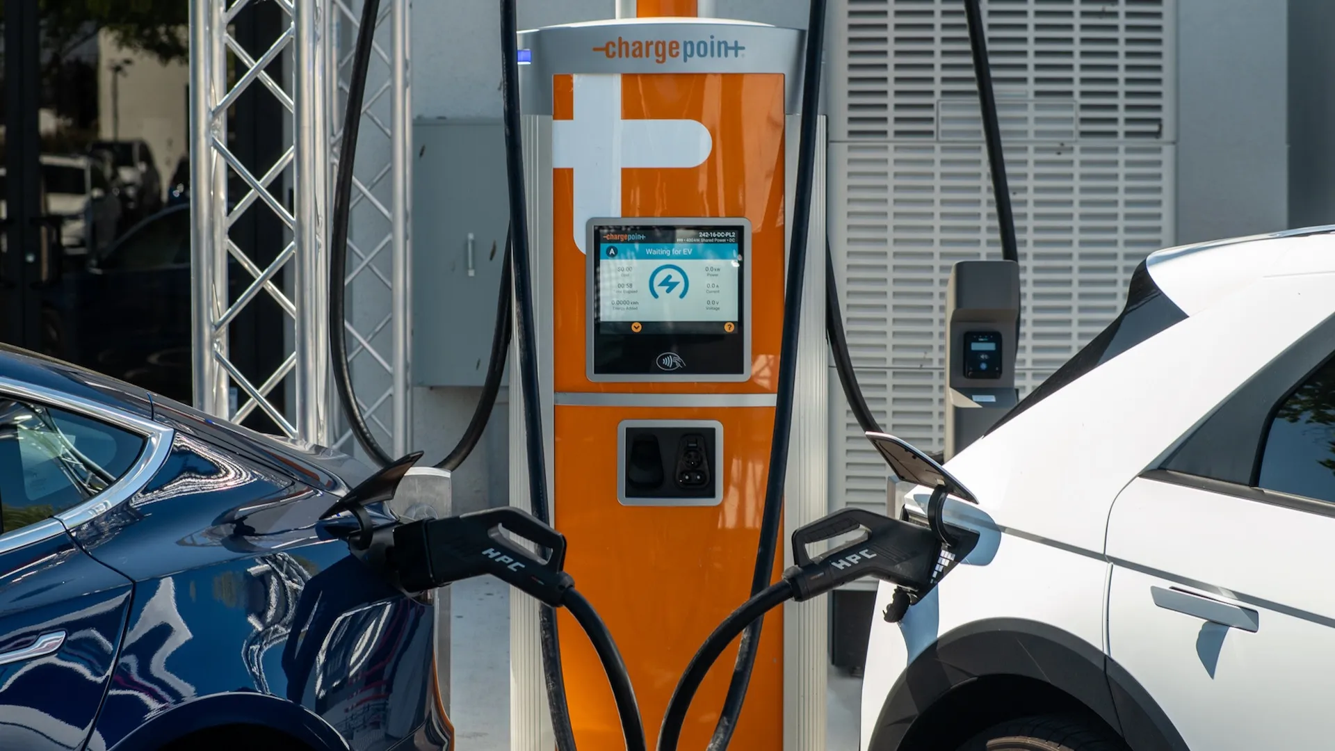 Los cargadores para vehículos eléctricos de ChargePoint siguen el ejemplo de Tesla Magic Dock