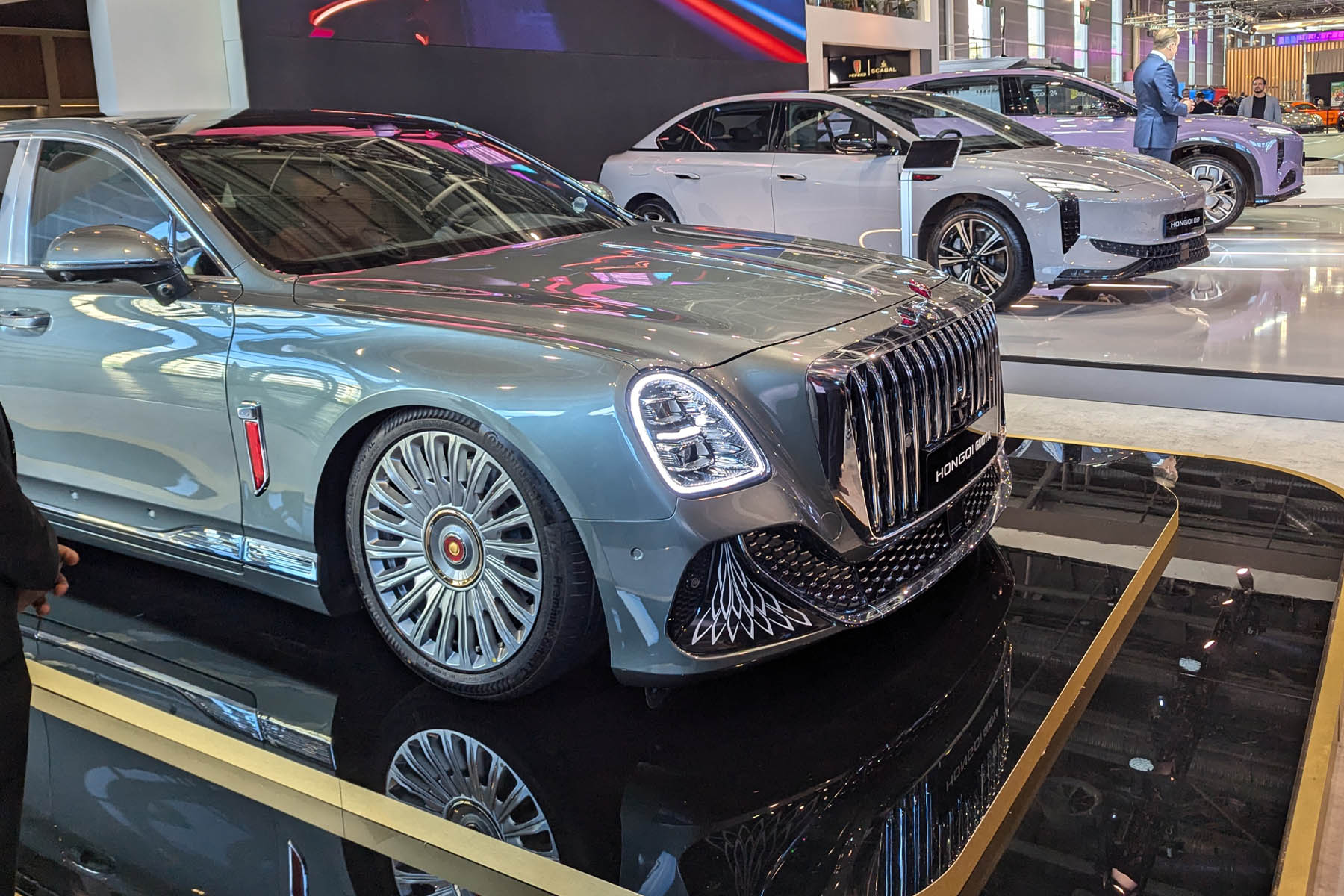 Abundan los vehículos eléctricos chinos: cómo Hongqi, GAC y compañía. están revolucionando el Salón del Automóvil de París