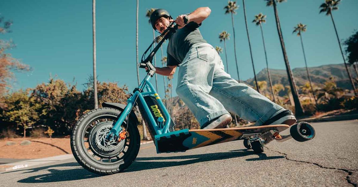 ¡Es una bicicleta eléctrica! ¡Es una patineta! Es algo nuevo (Vídeo)